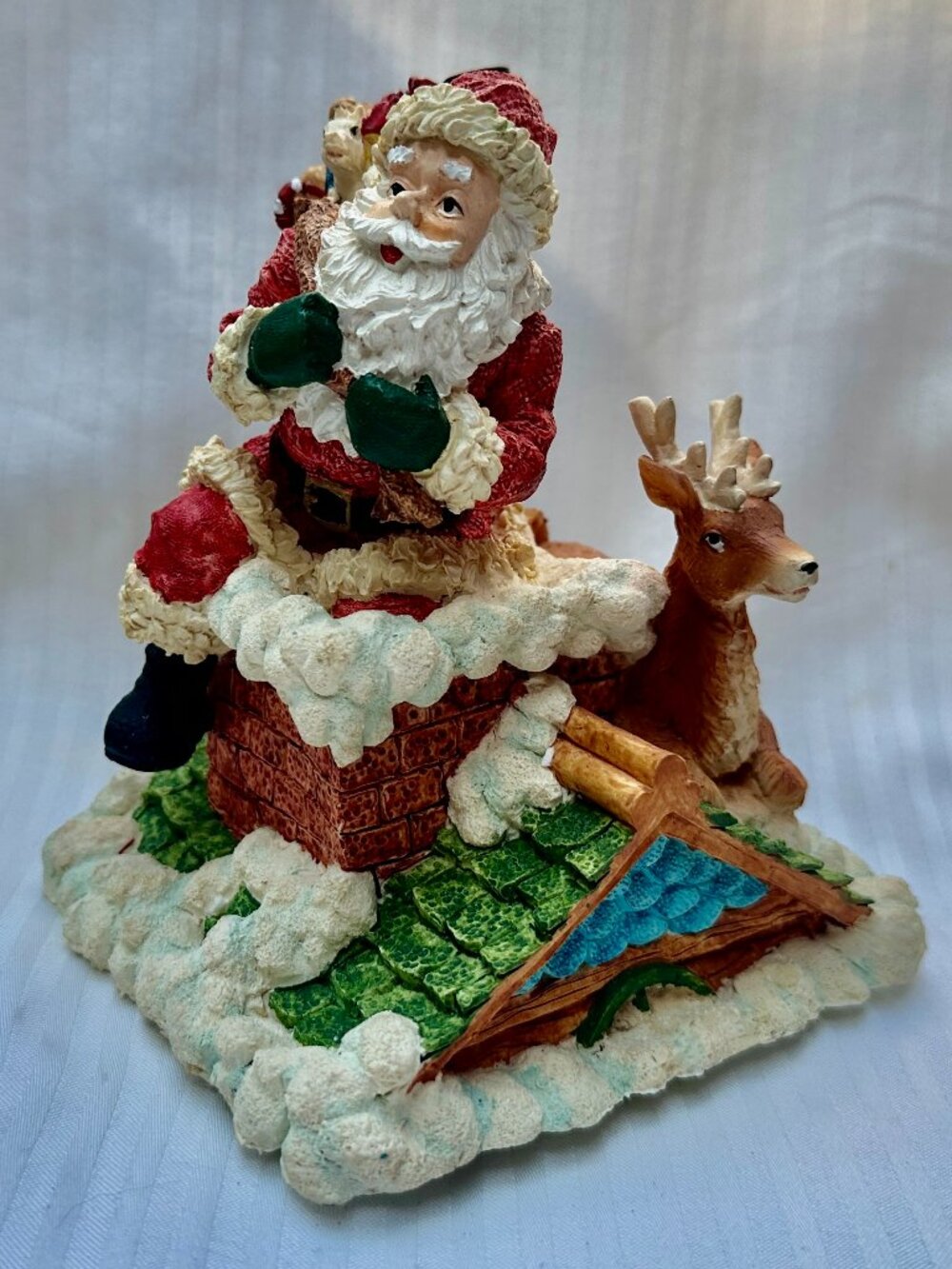 NWOB! SANTA & REINDEER ON THE CHIMNEY MUSIC BOX! PLAYS FROSTY - SO MUCH DETAIL